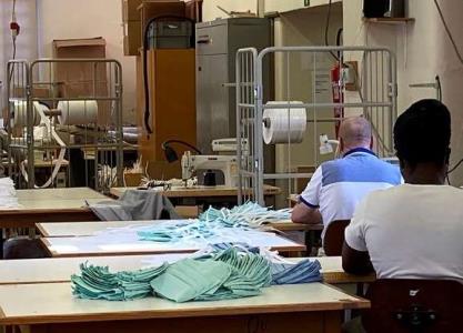 زندانی های بلژیكی ماسك های پارچه ای تولید می كنند