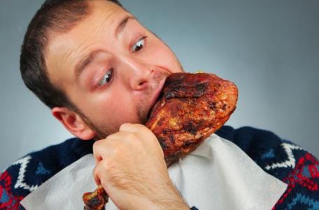 غذا خوردن پیش از خواب باعث اضافه وزن می شود